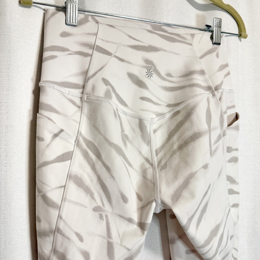 Athleta White and Gray Tiger Print Salutation Stash Pocket II 7/8 Legging Size S - Picture 6 of 9